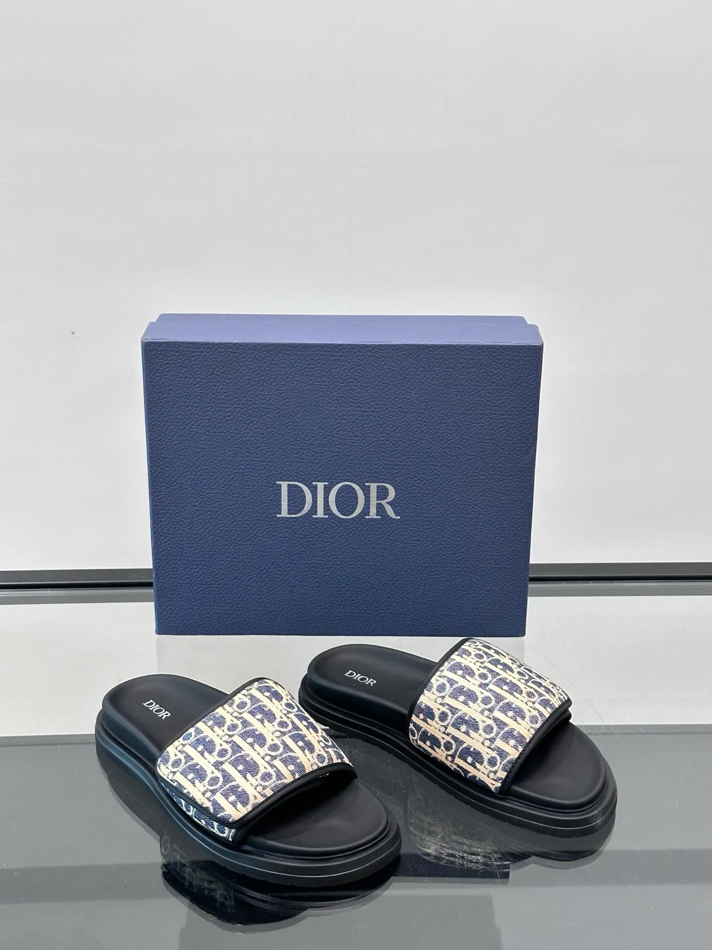Factory price: 280💰𝐂𝐡𝐫𝐢𝐬𝐭𝐢𝐚𝐧 𝐃𝐢𝐨𝐫 Dior's latest popular sandals, classic upgraded Velcro sandals, original replicas, super durable and versatile, very comfortable on the feet, slimming and white, original cowhide leather upper, sheepskin lining Original d hardware buckle Original molded T men's shoes 💰U outsole Size: 38-44 (.45.46 customized)